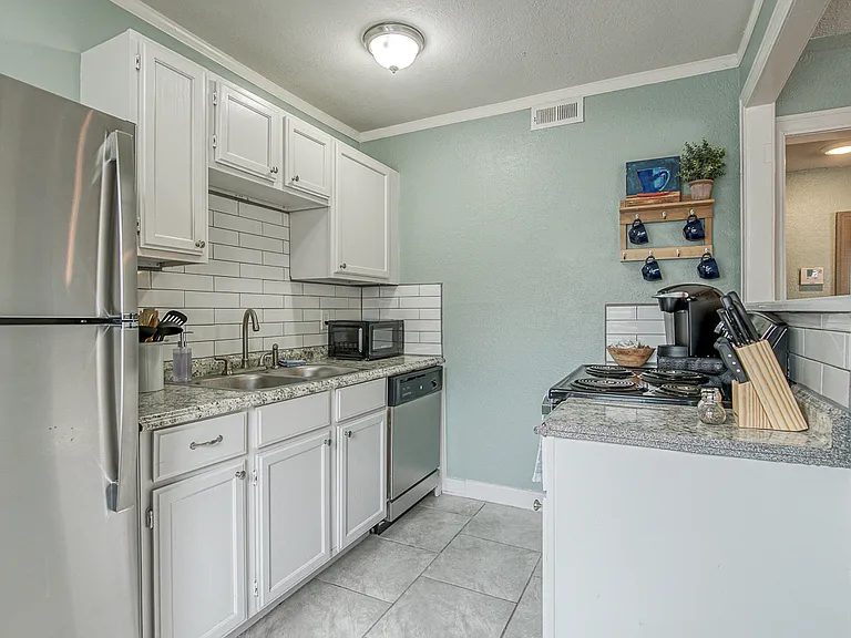 720 W 37th St #2 — Photo 7