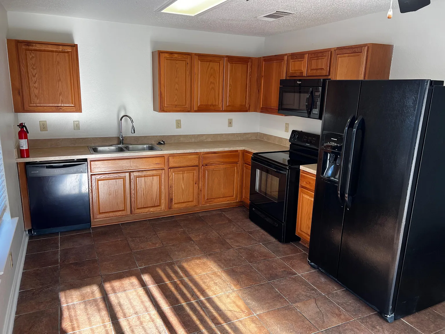 4 bed, 2.5 bath, 1475 sqft, $667 — Photo 3