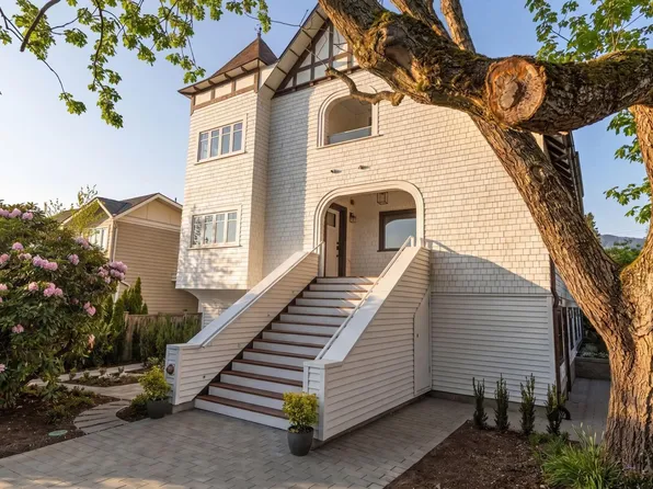 326 W 14th St #1, North Vancouver, BC V7L 2N6
