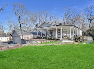 27 Cedar Dr, Stony Brook, NY 11790