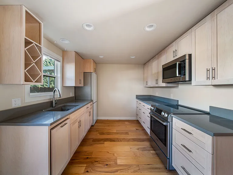 410 W 6th St — Photo 3