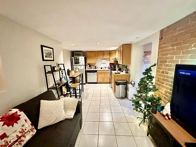 38A Charter St #9B — Photo 2