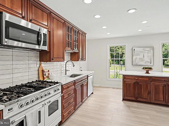 5th image of 810 Aaron Ct