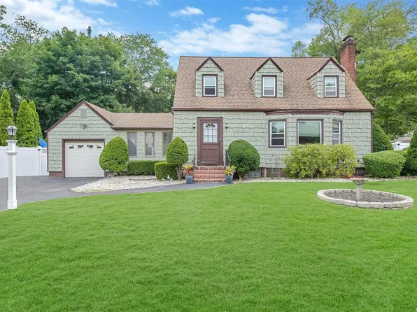 42 Woodycrest Drive, Farmingville, NY 11738