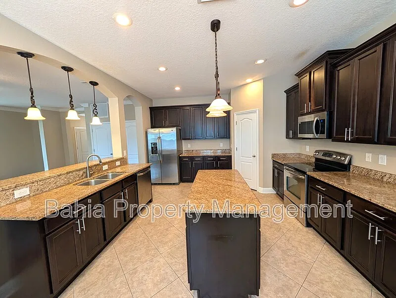4 bed, 2.5 bath, 2242 sqft, $3,499 — Photo 4