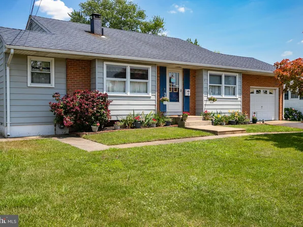 9 Sweetbriar Ln, Bordentown, NJ 08505