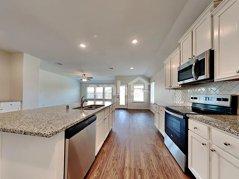 463 Silverstone Dr — Photo 3