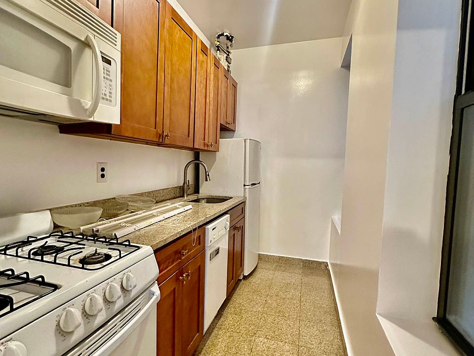 2nd image of 234 E 58th St APT 15