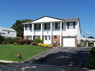 61 Wesleyan Rd, Smithtown, NY 11787