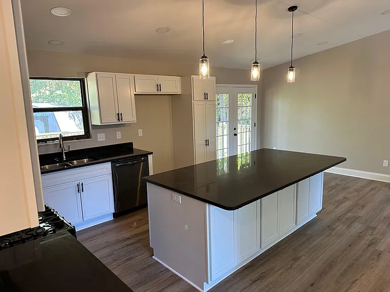 2424 Southview Dr — Photo 3