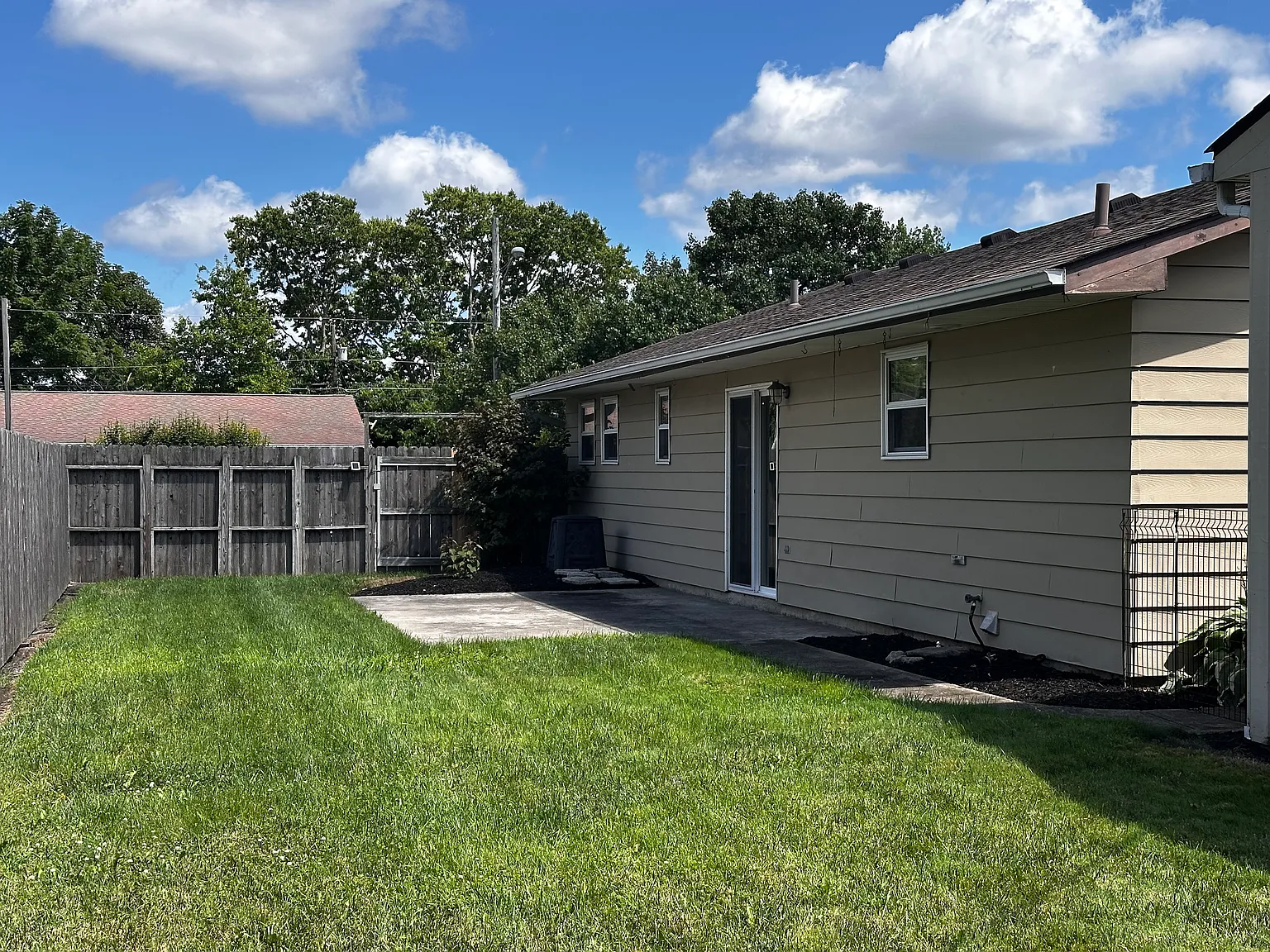 1013 Essex Dr — Photo 2