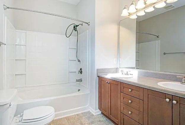 Master bath (en suite) with double vanity