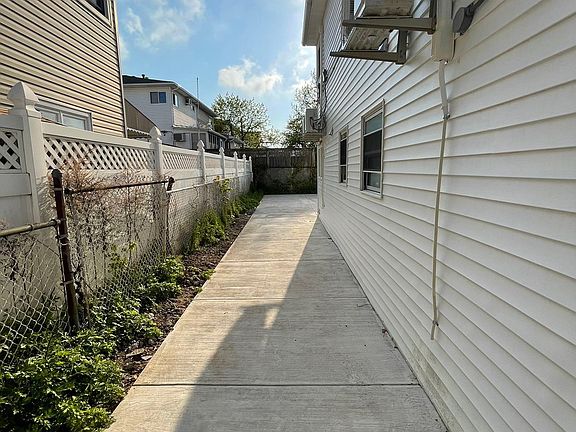 4th image of 252 Abingdon Ave #1