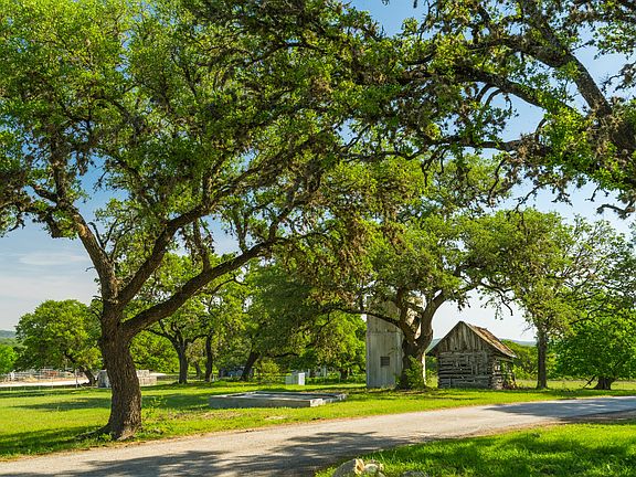 4th image of 812 Fm 3351 N
