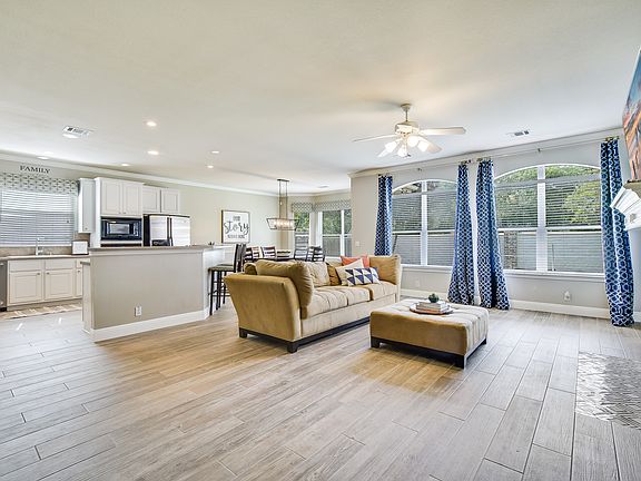 2nd image of 3995 Lord Byron Cir