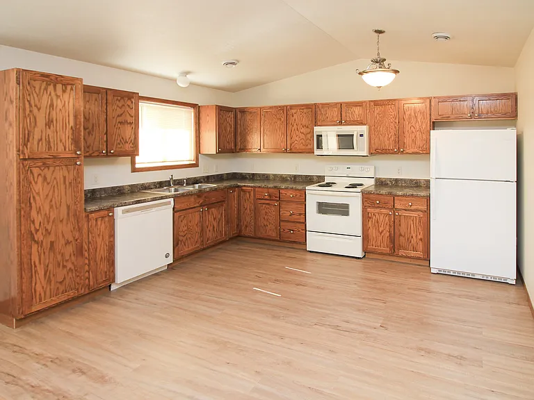 213 W 4th St — Photo 2