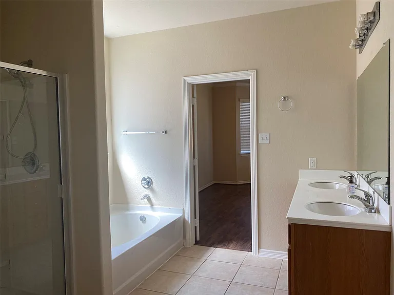 2912 Ashbrook Ln — Photo 12