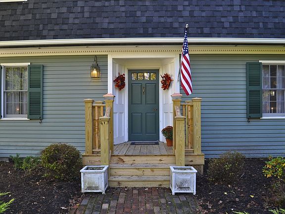 2nd image of 107 Pearl St