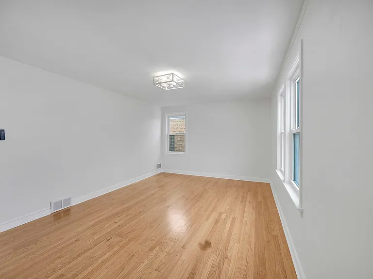10606 S Vernon Ave — Photo 9