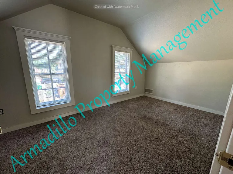 515 1/2 S Meldrum St — Photo 8