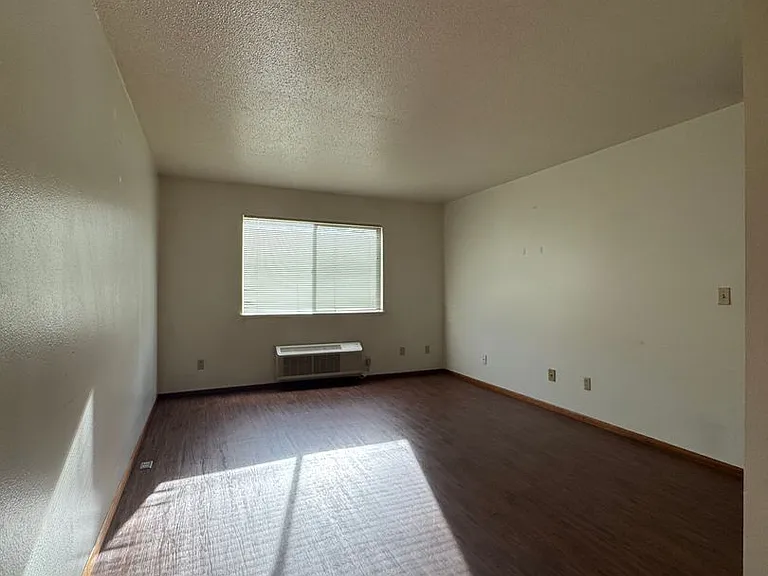 1500 Glen Dr — Photo 7