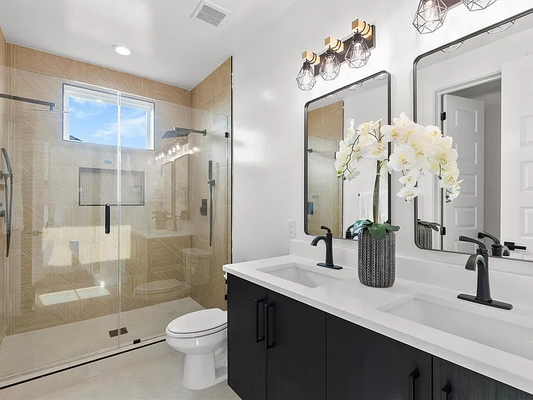 723 W 10th St #101 — Photo 29