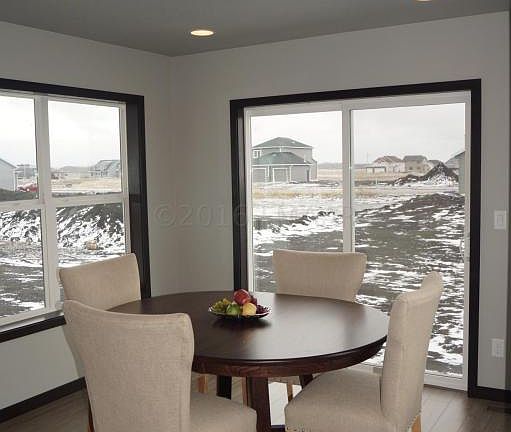 4th image of 1073 Larkin Ln W