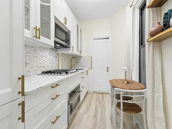 228 West 17th Street image 2 of 4