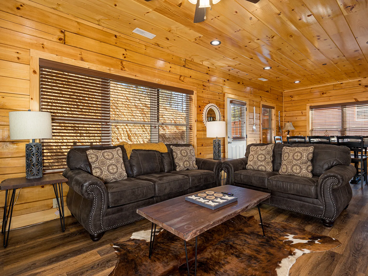 5 bed, 2550 sqft, $8,720 — Photo 2