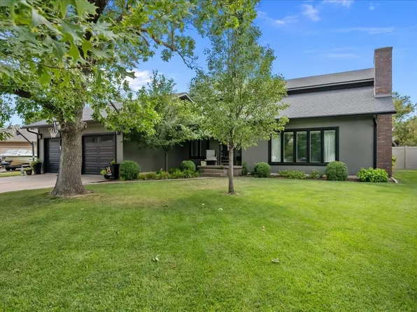 2528 Brush Creek Cir, Great Bend, KS 67530