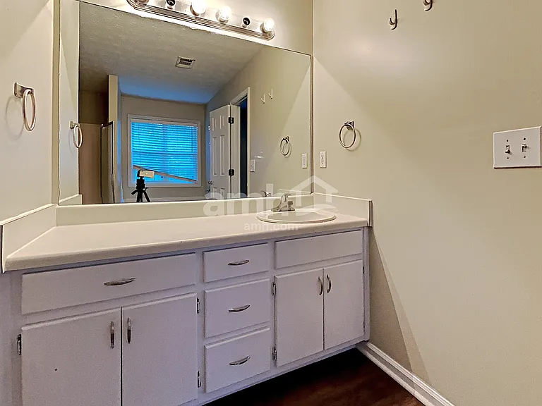 1500 Chalet Cir — Photo 8