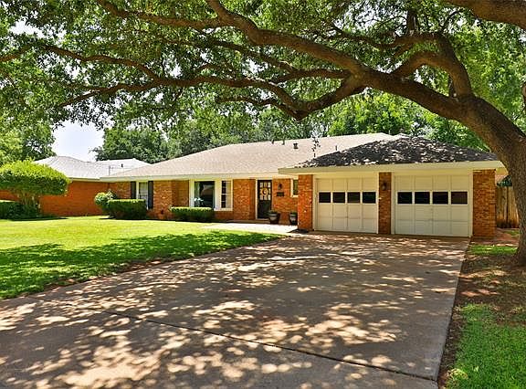 3rd image of 2225 River Oaks Cir