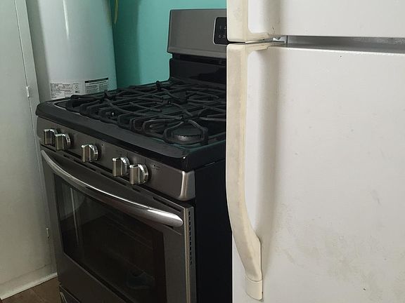 Chef's Stainless Steel Range with self cleaning Convection Oven. Apt does not come with refrigerator.