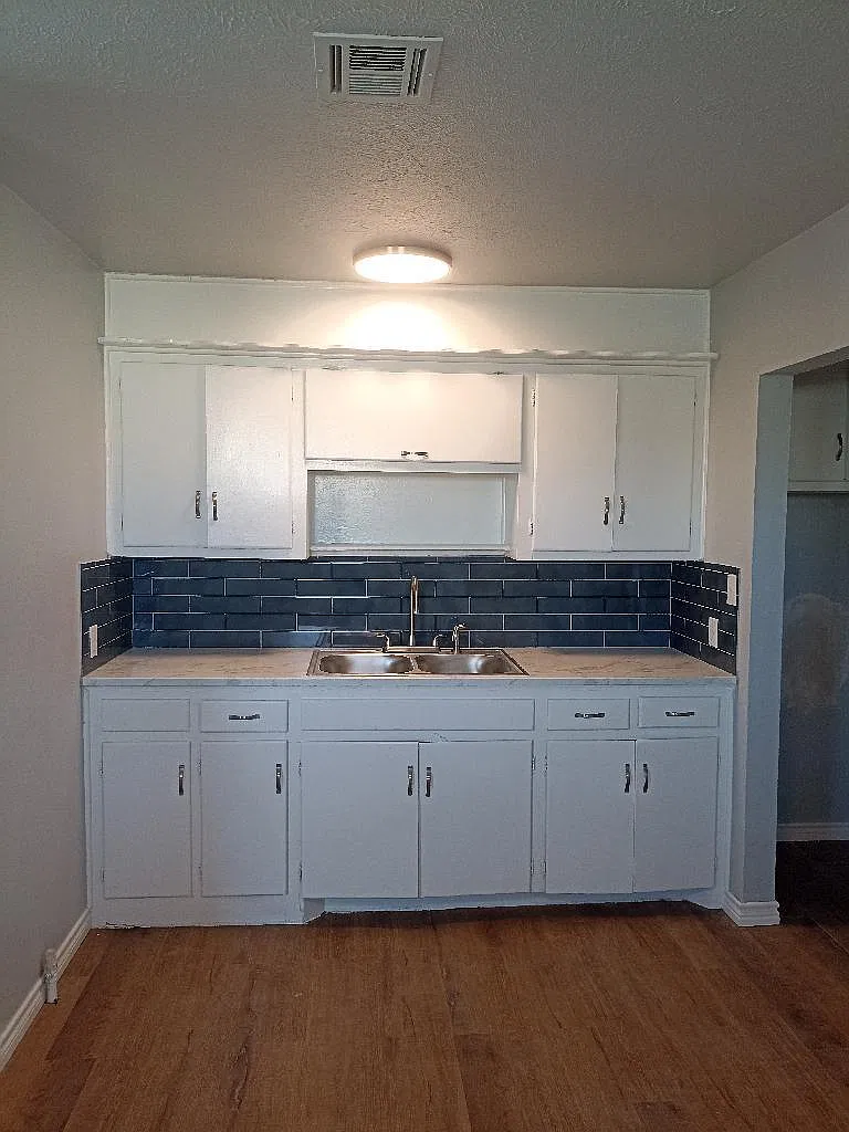 2001 NW Baldwin Ave — Photo 1