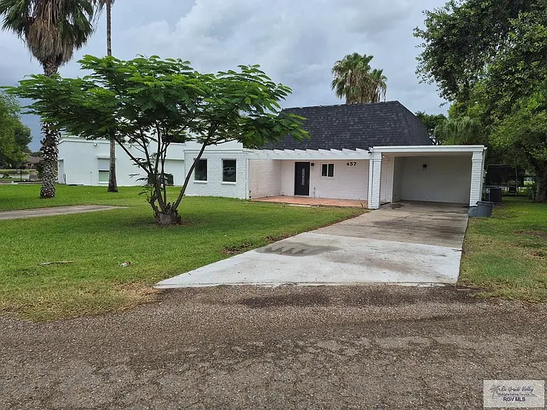 457 Champions Dr — Photo 2
