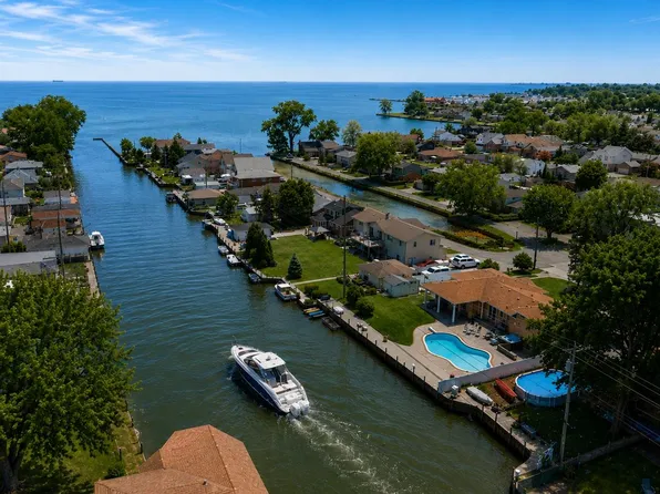 22461 Benjamin St, Saint Clair Shores, MI 48081