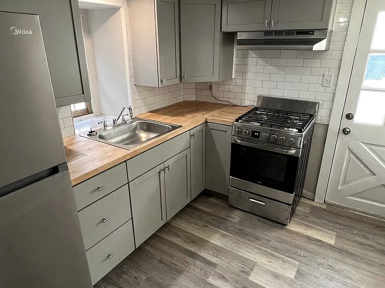 19-23 Breckenridge St #19-1/2 — Photo 2