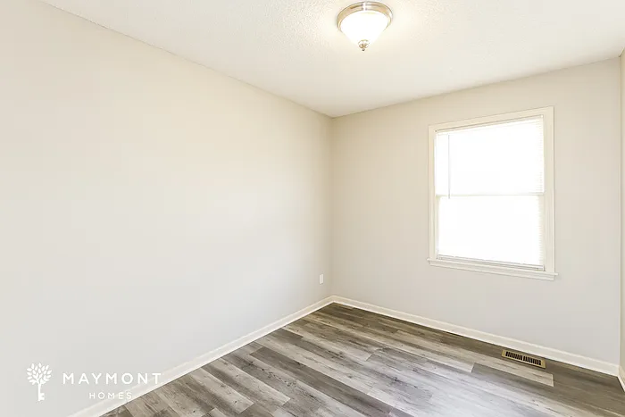 910 Maple St — Photo 11