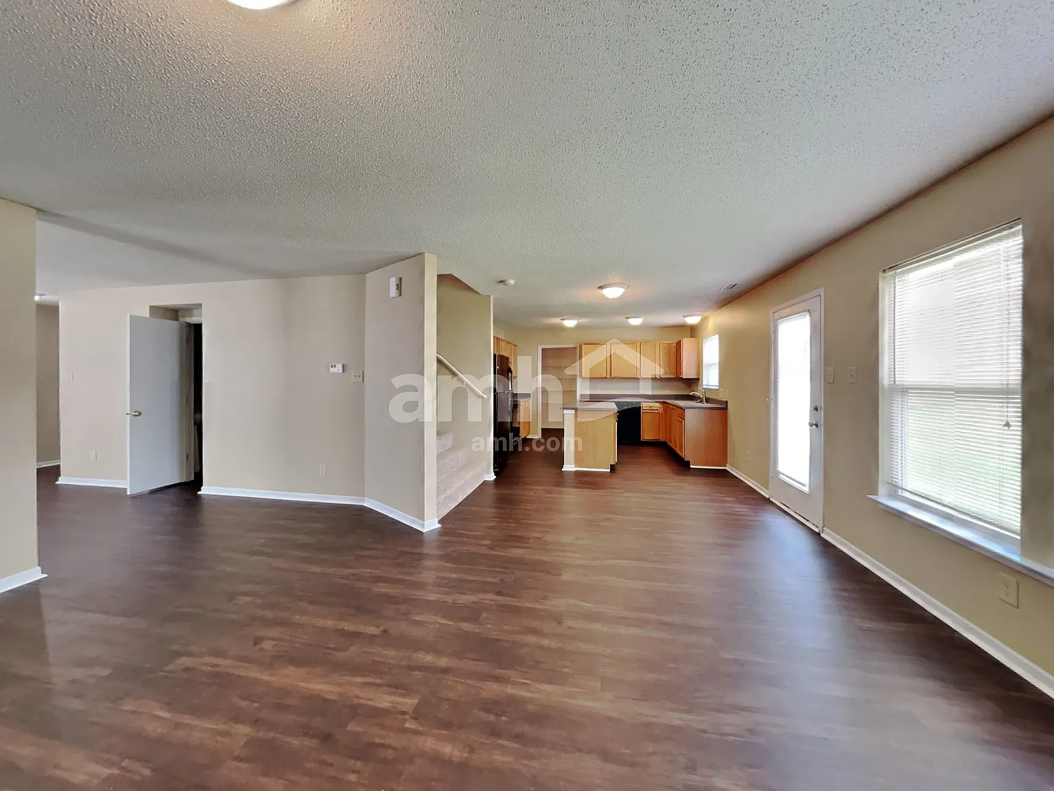 4 bed, 2.5 bath, 2340 sqft, $2,295 — Photo 4