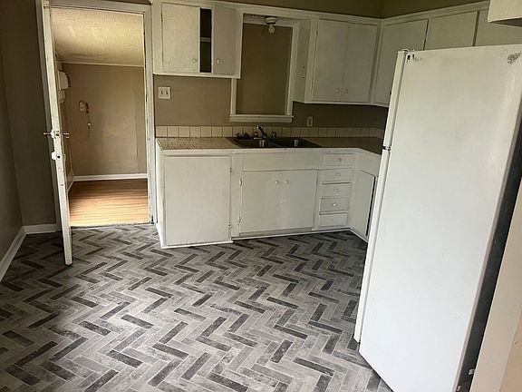 4th image of 909 Belmont St