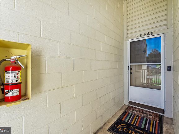 4th image of 1042 Warwick Ct Unit 7