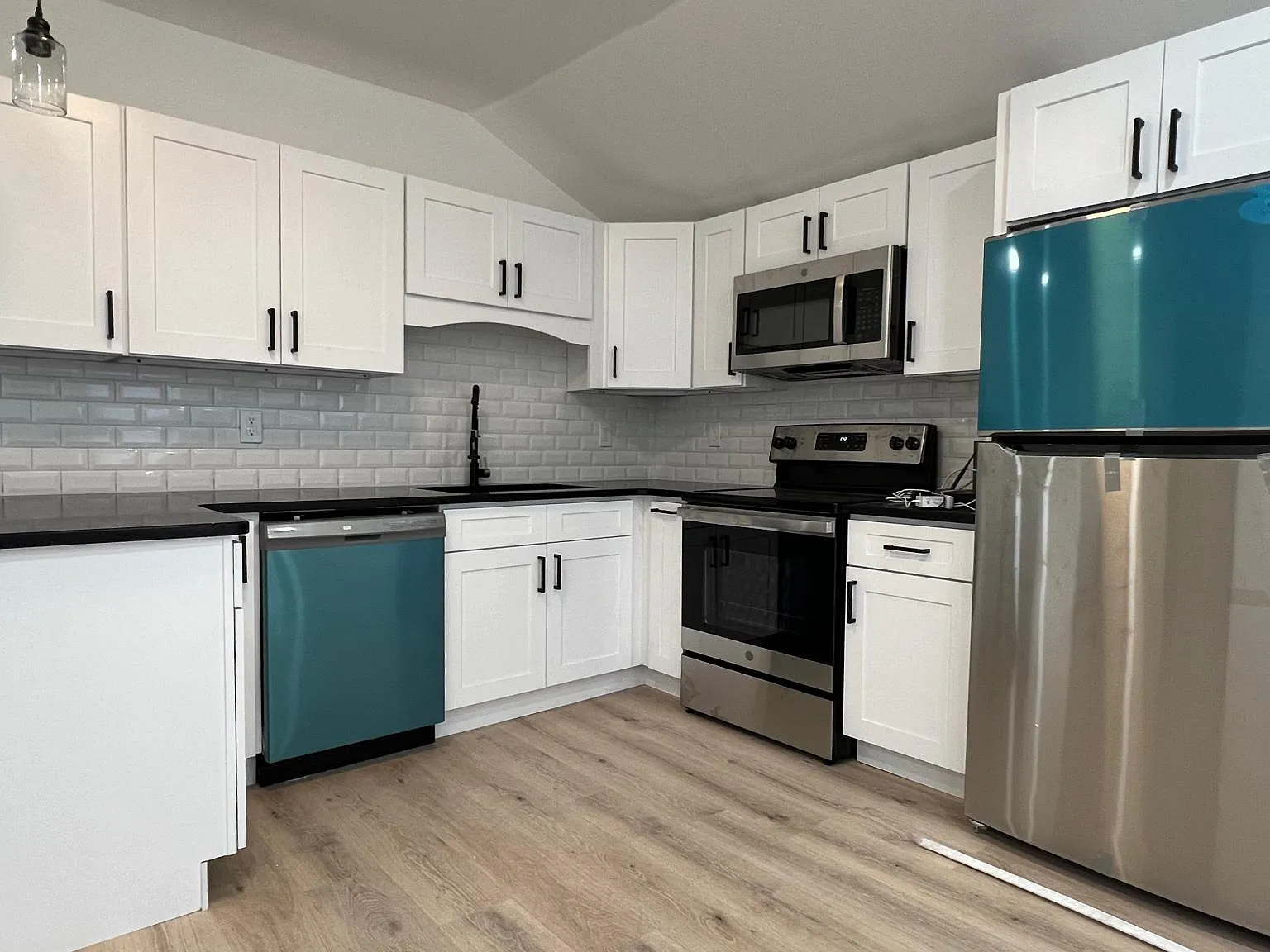 3 bed, 1100 sqft, $1,750 — Photo 2