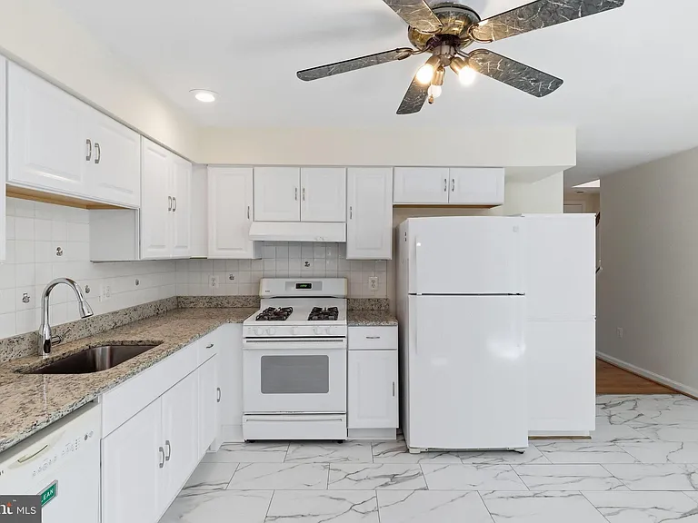 12214 Grassy Hill Ct — Photo 10