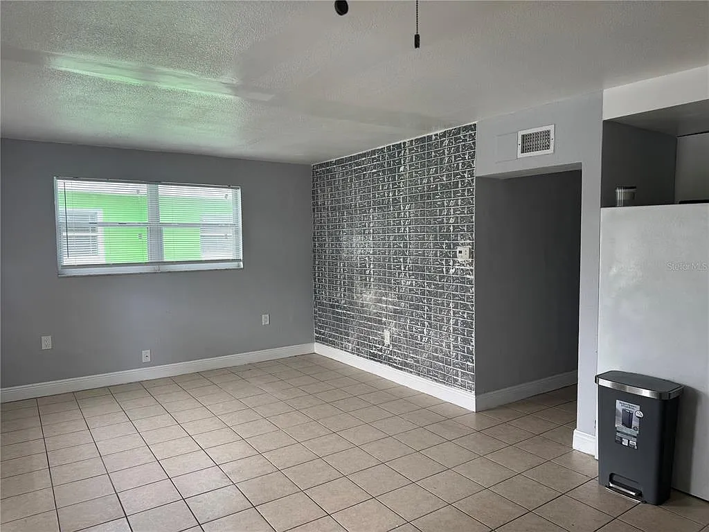2 bed, 1.5 bath, 815 sqft, $1,725 — Photo 3