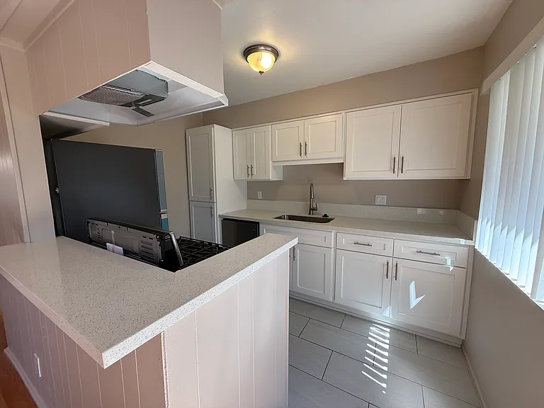 1026 Grover Ave #1 — Photo 10