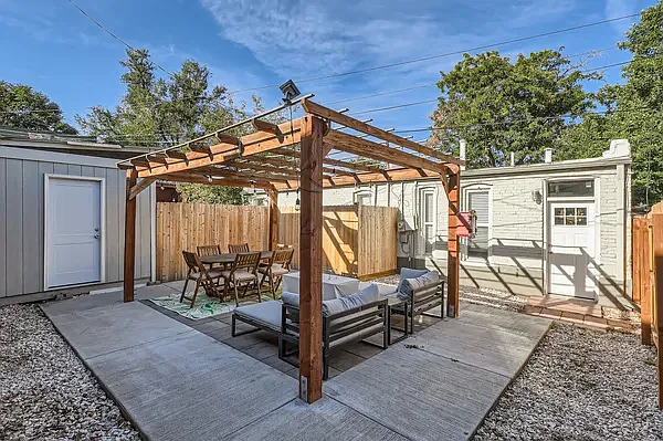 868 N Mariposa St — Photo 10