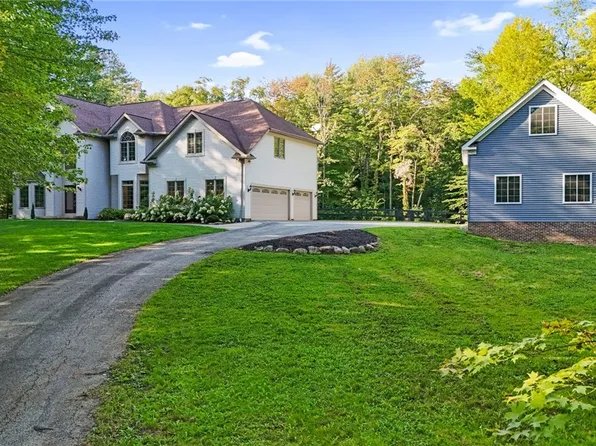 10710 Dawson Dr, Chagrin Falls, OH 44023