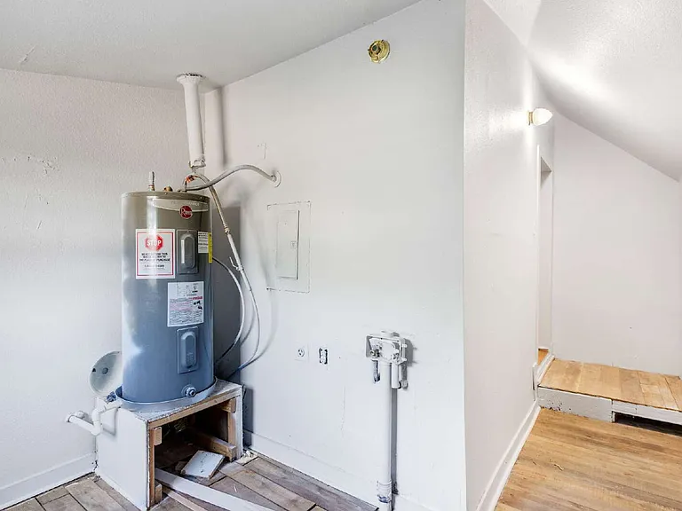 917 W Crawford St — Photo 14