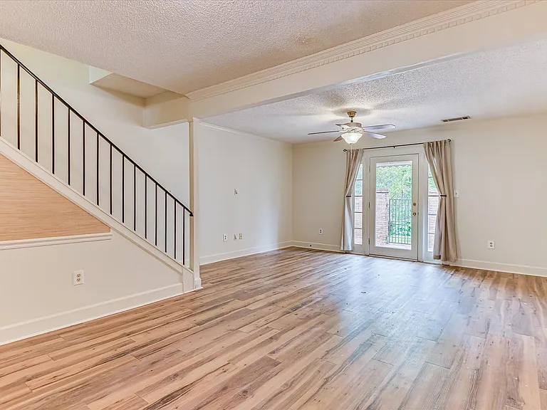 407 Folkstone Cir — Photo 9