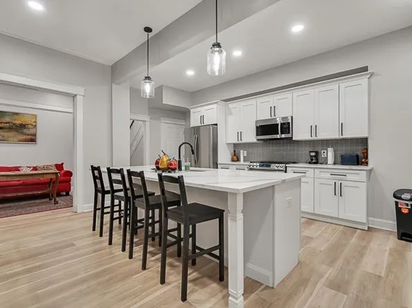 257 Woodlawn Avenue image 6 of 21